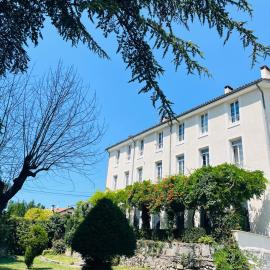 Les Glycines, charmant studio au calme dans bâtisse de Maître proche du centre ville parking gratuit, hotel em Digne-Les-Bains