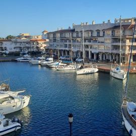 Moderno apto con vistas al puerto, aire acondicionado,wifi,piscina,fácil aparcamiento