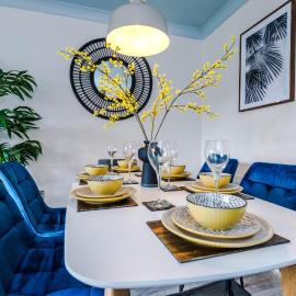 Newly Refurbished 3 Double Bedroom Knowsley Liverpool Townhouse, hotelli kohteessa Knowsley