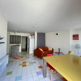 Appart Pop-Art proche autoroute, plages et attractions, Wifi - TV, déco stylée, calme, hotel em Bessan