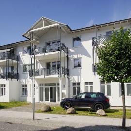schöne 2-Raum-Wohnung mit Balkon, gratis Nutzung vom AHOI Erlebnisbad und Sauna in Sellin - Villa Jolie FeWo 09: Ostseebad Sellin şehrinde bir otel