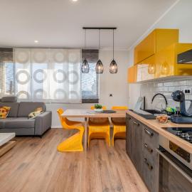 Adastra apartments with flour heating, private parking and sea view