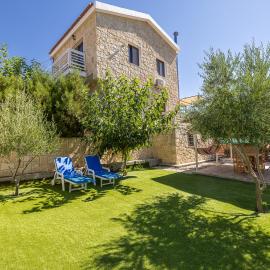 The River House: Trimiklini şehrinde bir otel
