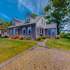 1 Mi to Dtwn Nantucket! Family Getaway w/ Deck, hotel in Nantucket