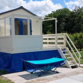 Voormalig strandhuisje in boomgaard in Hengstdijk, hotel i Hengstdijk