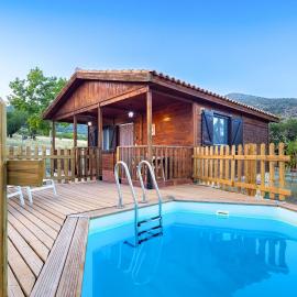 Aldea Los Odres - Cabañas de Madera de 1ª con Piscina Privada y BBQ en la puerta, hotelli kohteessa Moratalla