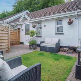 Rose Cottage - 3 Bed Cottage - New Hedges - Tenby, hotel i New Hedges