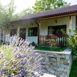 Walnut Cottage 1, hotelli kohteessa Deredzhik-Kʼoy