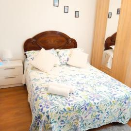 HABITACIONES PRIVADAS - CASA RURAL - Baño compartido con los anfitriones, hotel en Suances