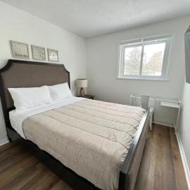 Letitia Heights !C Quiet and Modern Private Bedroom with Shared Bathroom, hotel sa Barrie