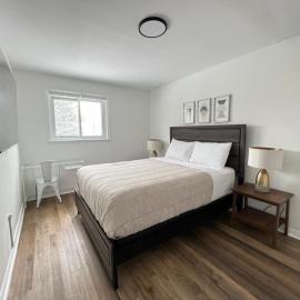 Letitia Heights !D Quiet and Stylish Private Bedroom with Shared Bathroom, hotel sa Barrie