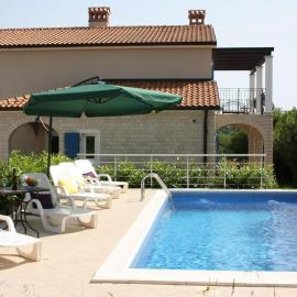 Villa with pool and covered terrace