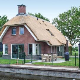 Villa in Friesland with Waterfront Garden, hotel a Idskenhuizen