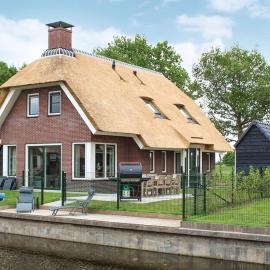 Villa in Friesland with Waterfront Jetty, hotel a Idskenhuizen