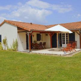 Luxury Villa in France with Pool, Hotel in Vasles
