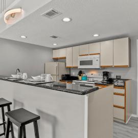 NEW King with Loft Beach Near Gulf, hotel in Gulfport
