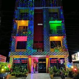 Hotel Giggle Coast Restro and Lodge، فندق في Birtamode