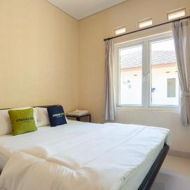 Urbanview Resort Adang Zecky Cisarua Puncak by RedDoorz، فندق في Sampal 2