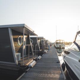 Home of the Houseboat - Zen, hotel in Dinteloord