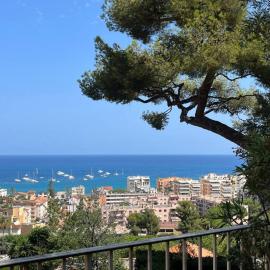 Appartement spacieux, vue imprenable, hotel in Roquebrune-Cap-Martin