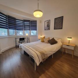 4 Bedroom House - Free Parking, Great access to London, Herts, Essex, hotel in Ponders End