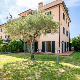 GuestHost - Piana di Solaro Modern Flat & Swimming Pool, hotel a Lerici