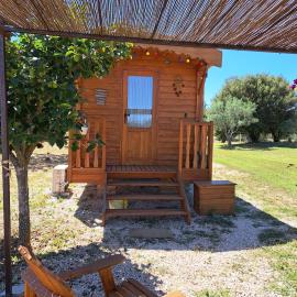 Roulotte en bois, hotel a Fuveau