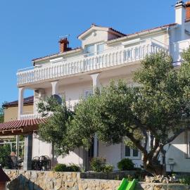 Apartments with parking space Lopar, Rab - 19896, hotelli kohteessa Lopar