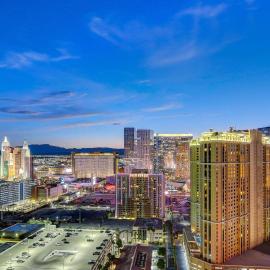 MGM Signature-30-705 F1 Track & Strip View Balcony, hotel in Las Vegas