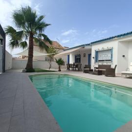 Stunning Villa in Aguadulce, Almería Private Pool 400 sqm area 800m Beach, hotel in Aguadulce