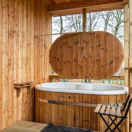 Breckland Lodge 1 with Hot Tub: Belladrum şehrinde bir otel