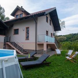 Holiday house Zarja - with sauna and hot tub, hotel en Bizeljsko