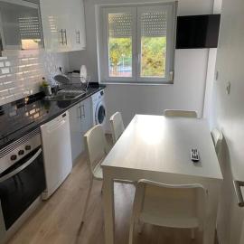 Carcavelos Beach 5 Bedrooms Serviced Apartment, hotel di Oeiras