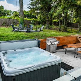 Large Modern Home Centrally located With Hot Tub