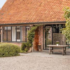 Hoeve-C, hotel Ieperben