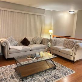 Luxe 3BR, 2BA + Hot Tub, hotelli kohteessa Elmhurst