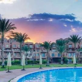 Royal Chalet Sea View - Stella Di Mare - Families, hotel in Az Zafarani