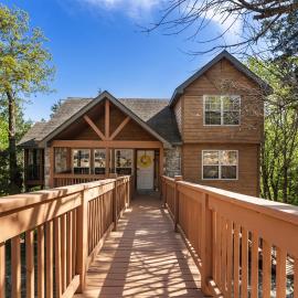 Whispering Woods Lodge-Sleeps 10 Home, hotel v destinaci Branson West