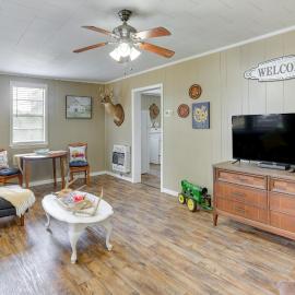 2 Mi to Lake: Lineville Farmhouse w/ Fire Pit, hotell sihtkohas Lineville