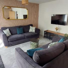 Modern Town House in Mid Wales، فندق في نايتون
