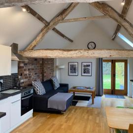 Hidden cottages Two lovely 1 bed cottages in peaceful surroundings, 1 with log burner, хотел в Хенли ин Арден
