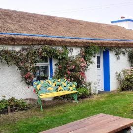 The Rockhouse - Cosy stone built Thatch Cottage: Dungloe şehrinde bir otel