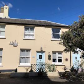 Mews Cottage in Private Seafront Estate, hotel v destinaci Bognor Regis