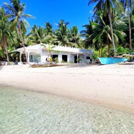 BEACH FRONT WHITE HOUSE VILLA, hotel a Maria