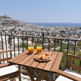 Απεριόριστη Θέα δίπλα στην πόλη, Hotel in Ano Syros