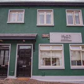 4 Bed on The Main Street, hotel u gradu Clogherhead