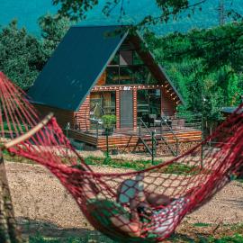 Shaori Lake Cottages, hotel i Kharistʼvala