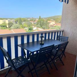 Spacious and bright cocoon near the sea, hotel a Bandol