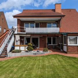 Ferienwohnung Leni erstes OG inkl Balkon Gartenblick kostenfreier Parkplatz stadtnah aber ruhig gelegen, hotel in Meppen