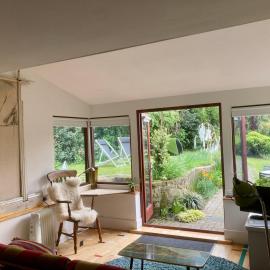 Unique Artists studio with a private garden., hotel in Pewsey